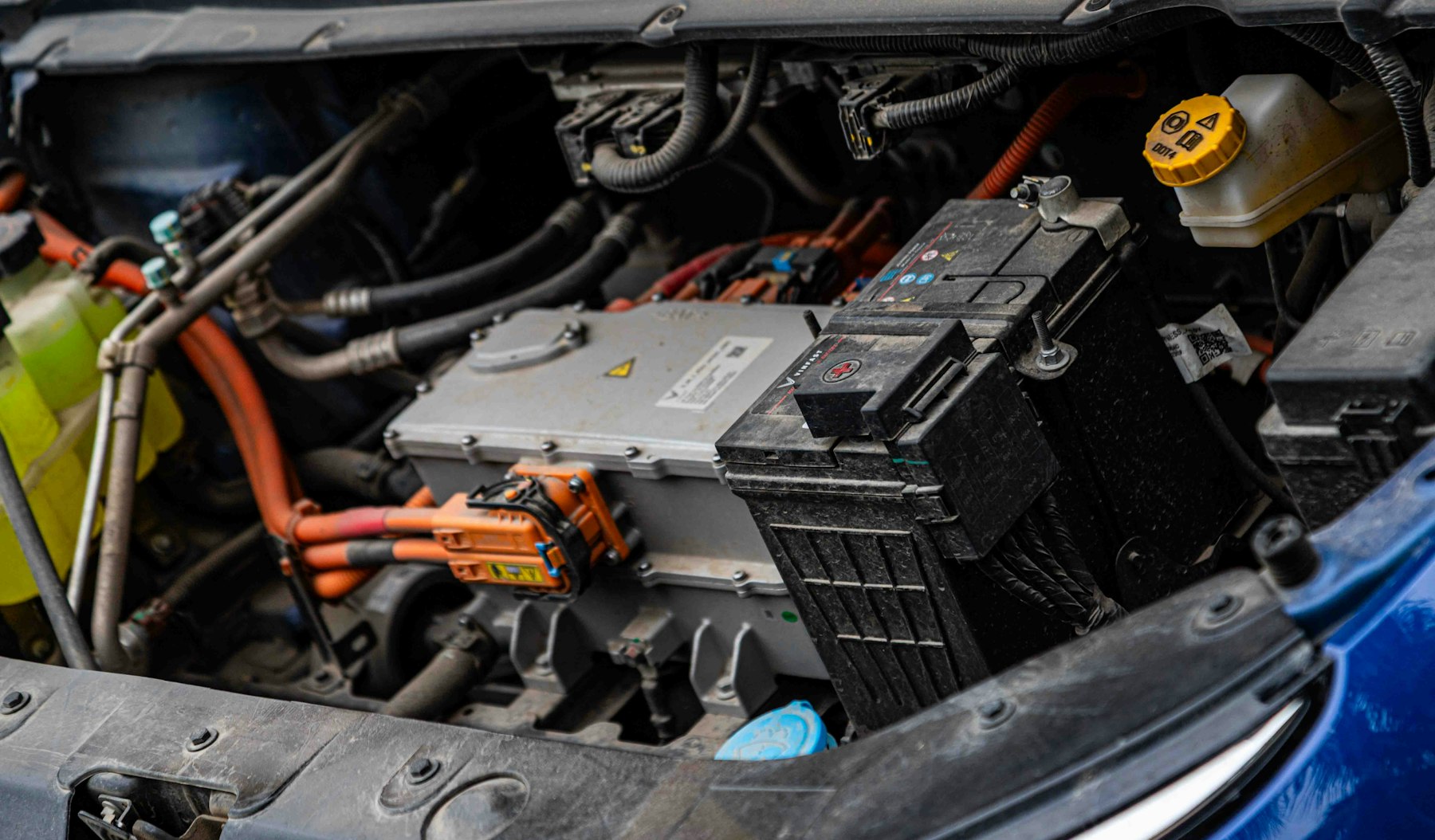Electric vehicle battery module and high-voltage wiring