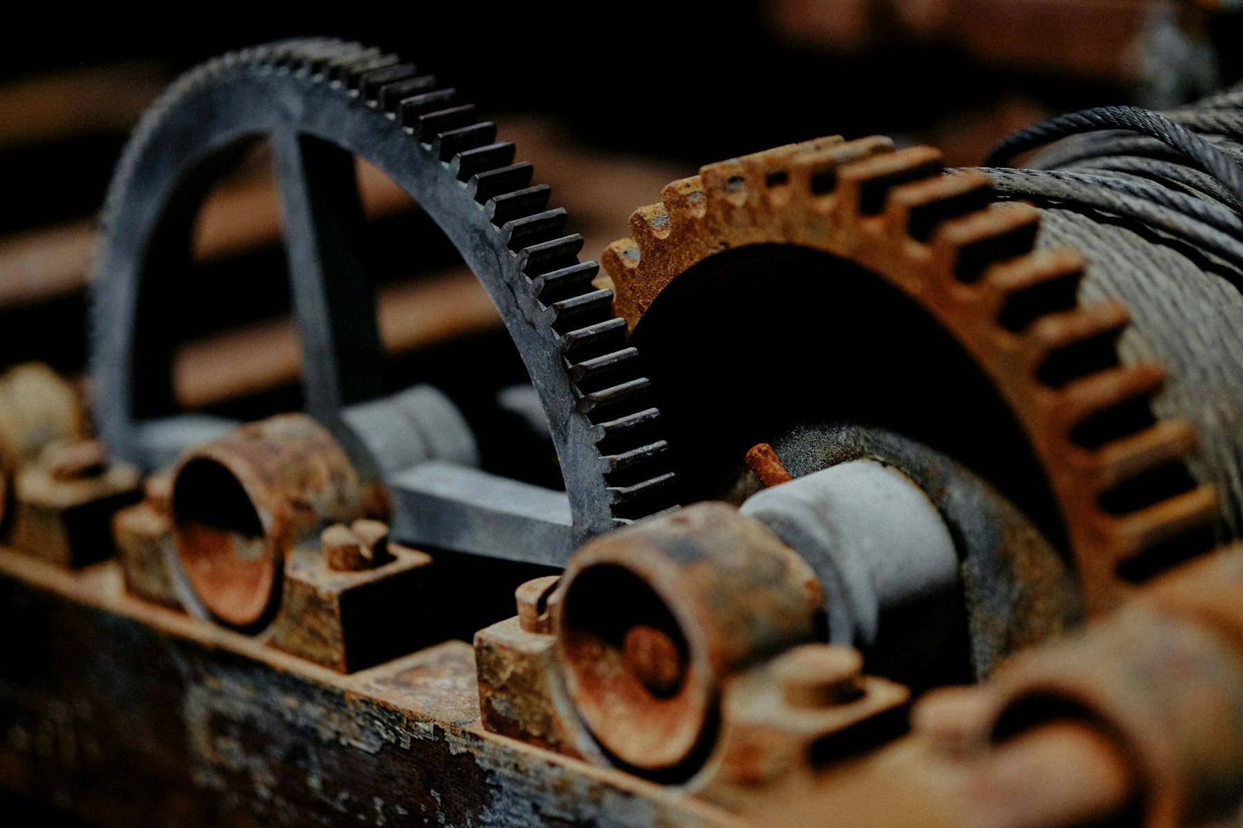 Gear train with a large spur gear and pinion